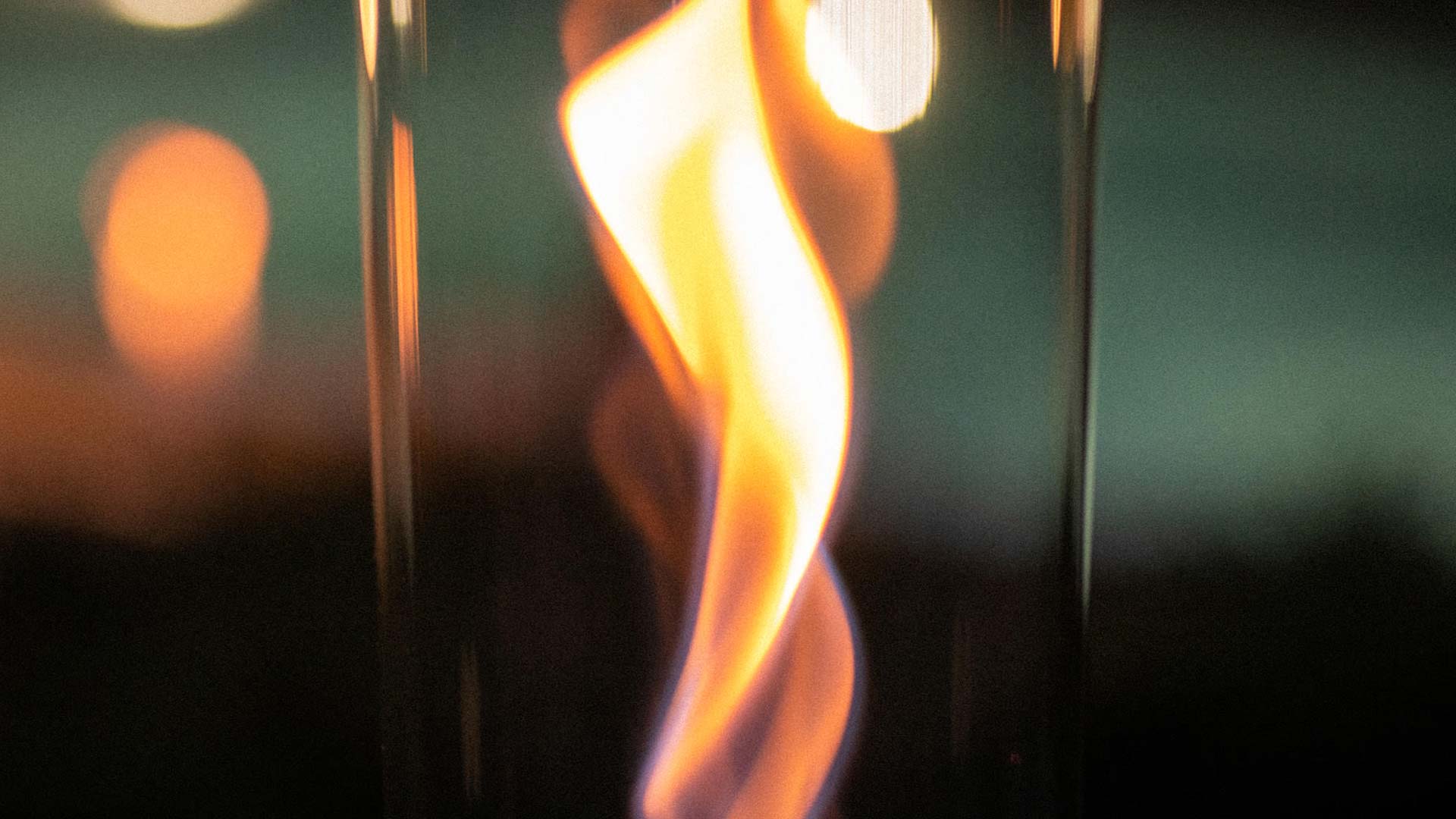Een afbeelding van een close-up van een glas met vuur erin, waarbij de Spin Bioethanol als centraal en doelgericht element wordt getoond.