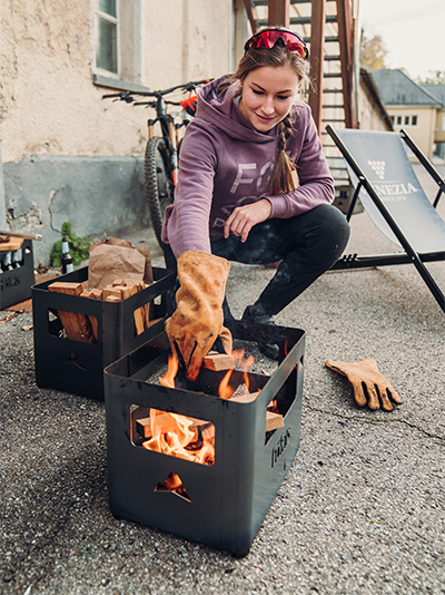 Les Firegloves s'intègrent parfaitement dans le décor, où une femme est assise par terre.