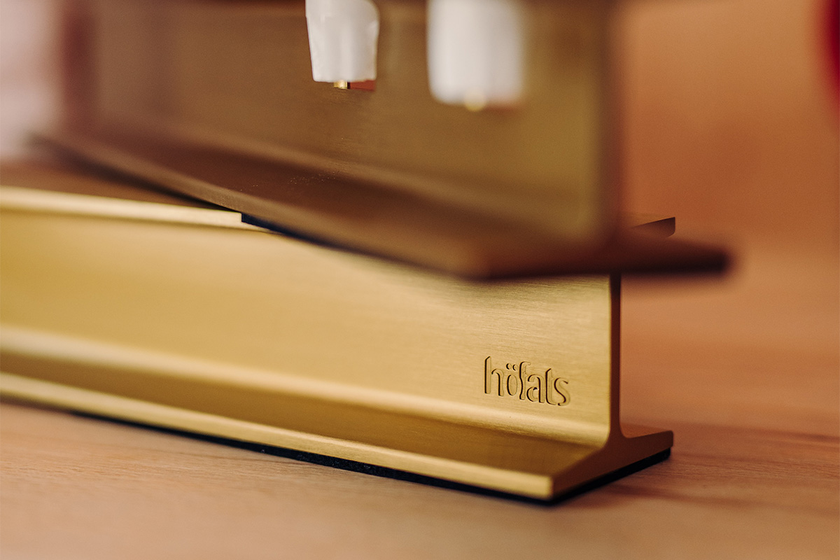 Le 00658 HENRY METAL I or est présenté en gros plan d'un bougeoir doré sur une table, créant une image élégante et accessible.