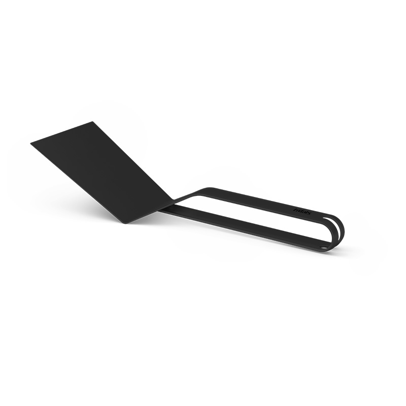 Une scène accueillante avec une spatule noire sur un fond blanc, mise en valeur par la présence du 00858 Wender noir.
