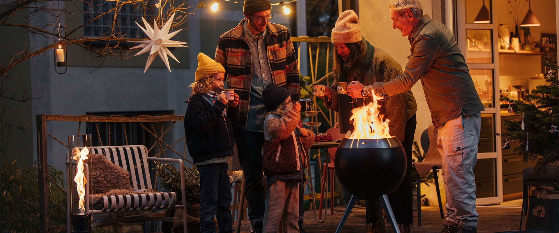 Eine Darstellung einer Gruppe von Menschen, die um eine Feuerstelle herumstehen
