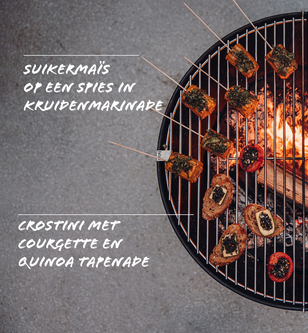 Een grill met een hoop vlees erop