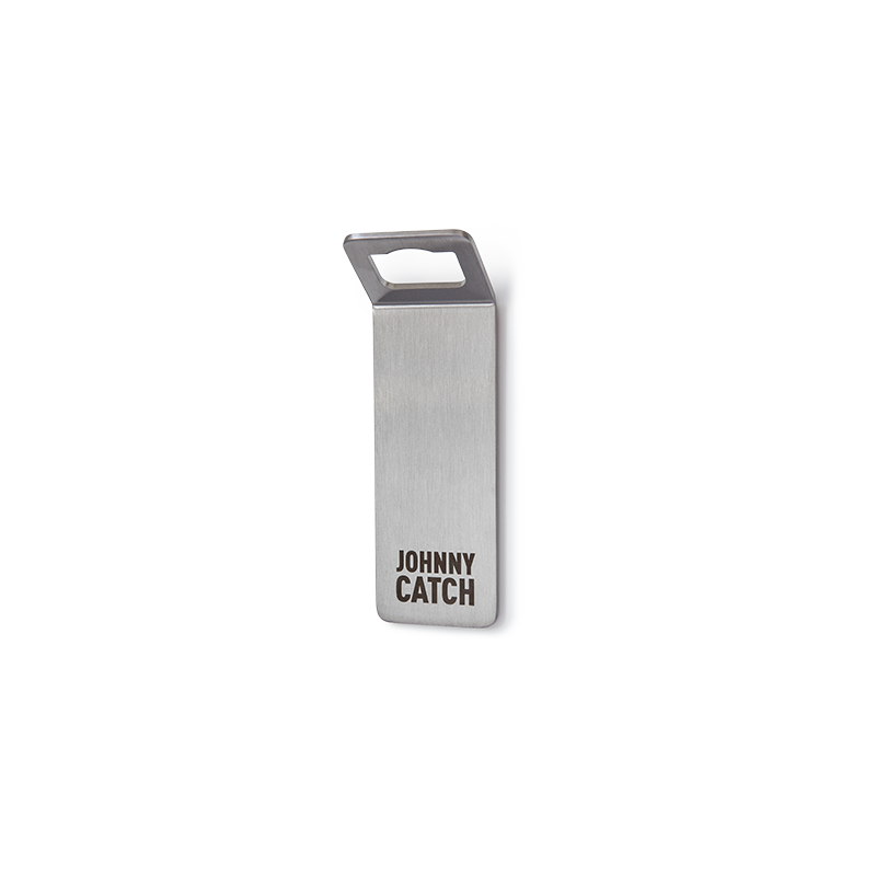 De foto toont een USB-stick met het woord Johnny Ca en de JOHNNY CATCH magneet.