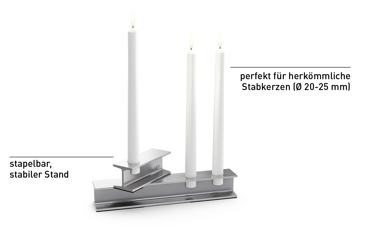 Ein silberner Kerzenhalter mit zwei Kerzen darauf, wobei das metallische Silber eine funktionale und elegante Note zur Szene hinzufügt.