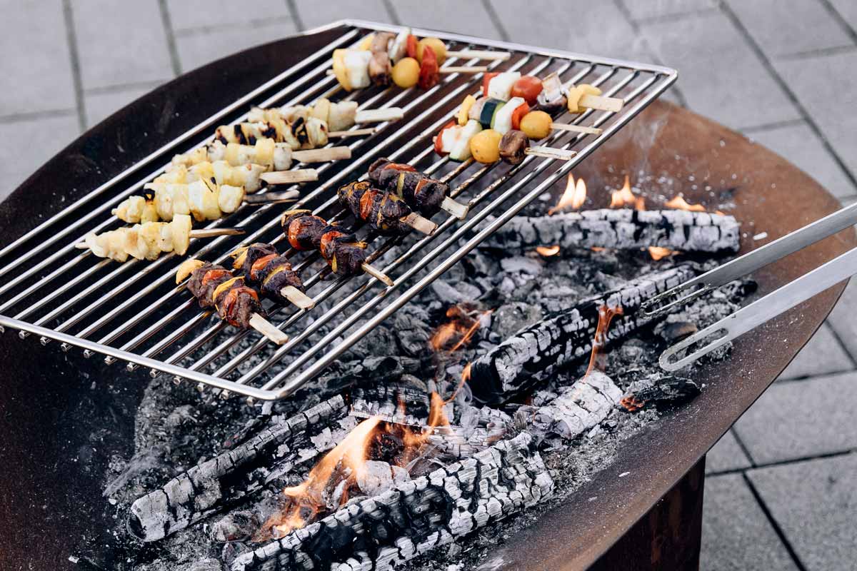 Une vue d'un grill avec de la nourriture dessus, avec la Grille ELLIPSE.