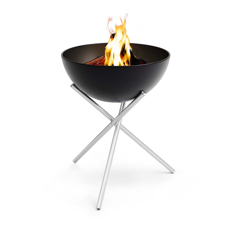 BOWL 57 Feuerschale mit Dreibein Szene zeigt ein schwarzes Grill mit einem Metallsockel und einem weißen Hintergrund, wobei die 00250 Bowl 57 mit Stativ durch ihre praktische Eleganz hervorsticht.