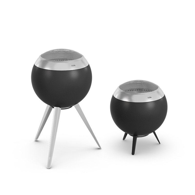 MOON 45 Pare-Étincelles Deux sphères noires et argentées sur un fond blanc, le garde-boue 00808 MOON 45 Spark complète le moment avec son design réfléchi.