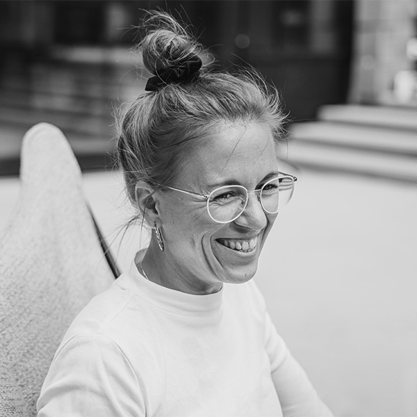 Szene zeigt eine Frau, die auf einem Stuhl sitzt