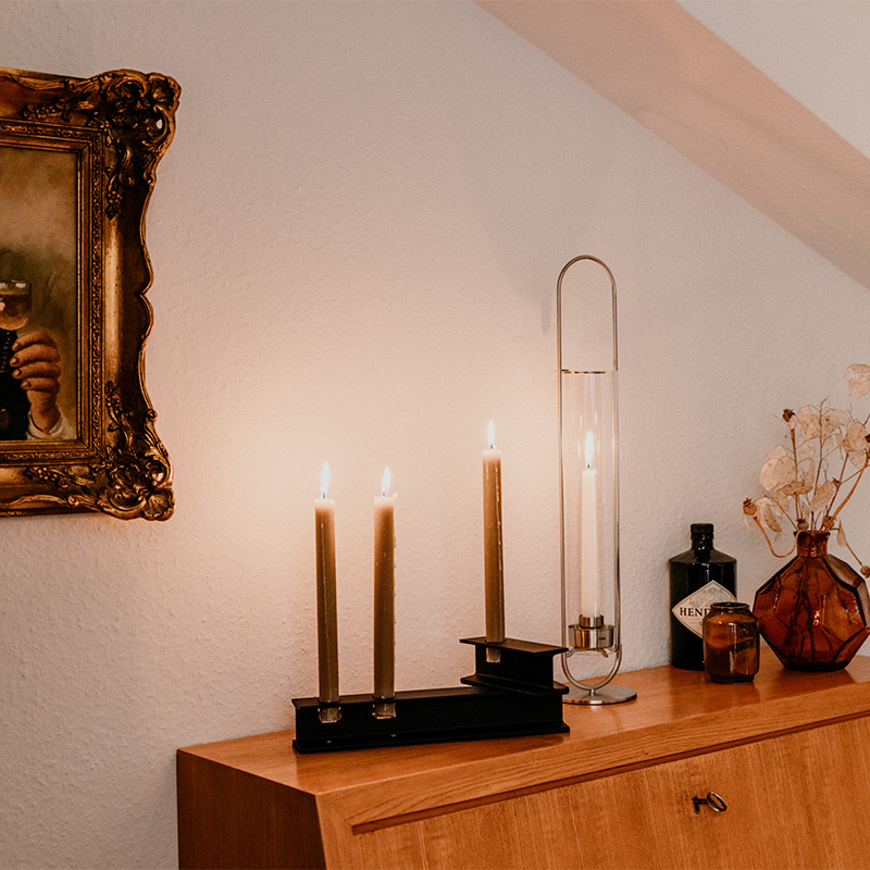 Scène montrant une image d'une femme dans un miroir, où le HENRY METAL II se distingue par son élégance pratique.