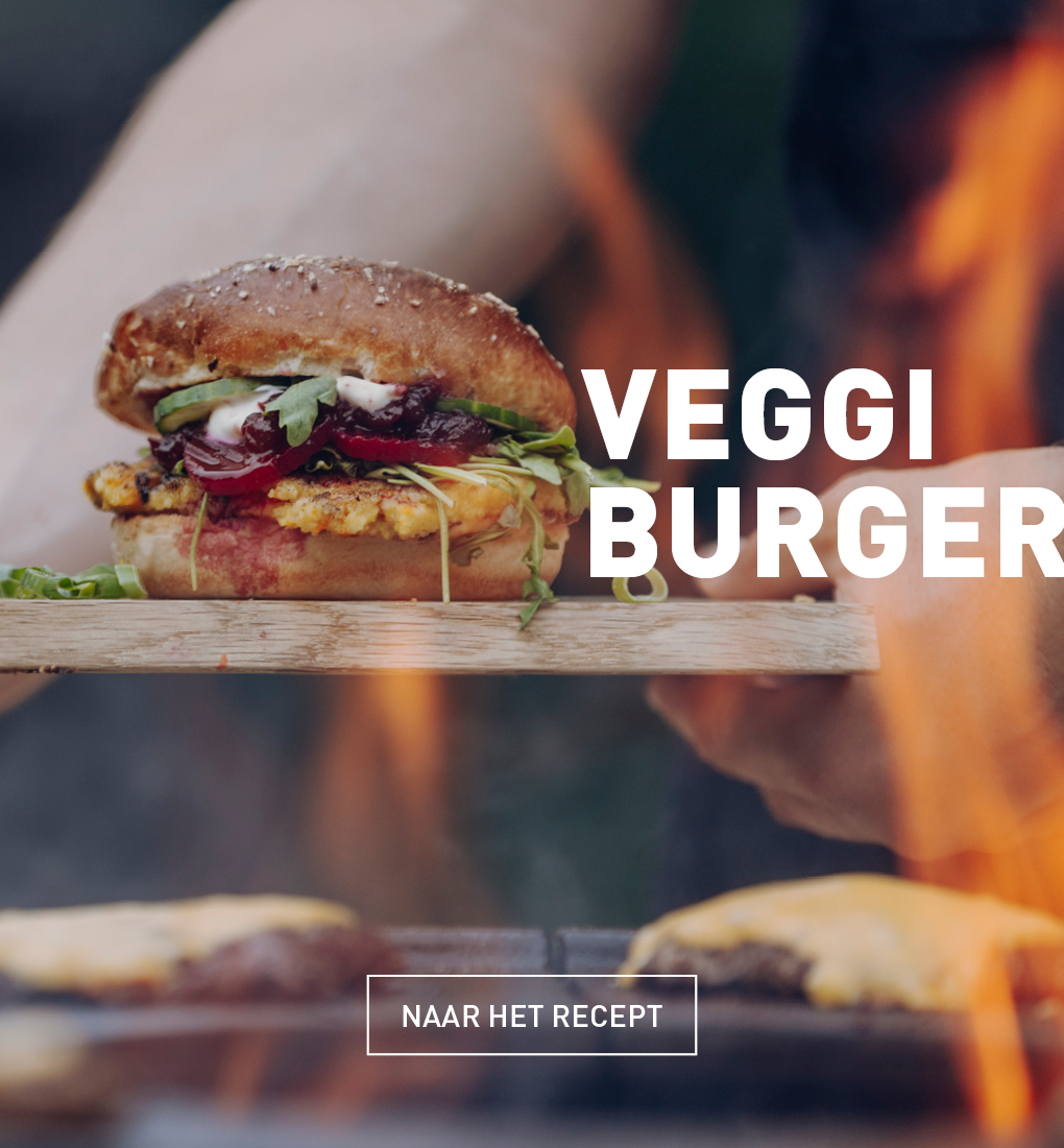 Een uitnodigende scène met een persoon die een hamburger op een grill vasthoudt
