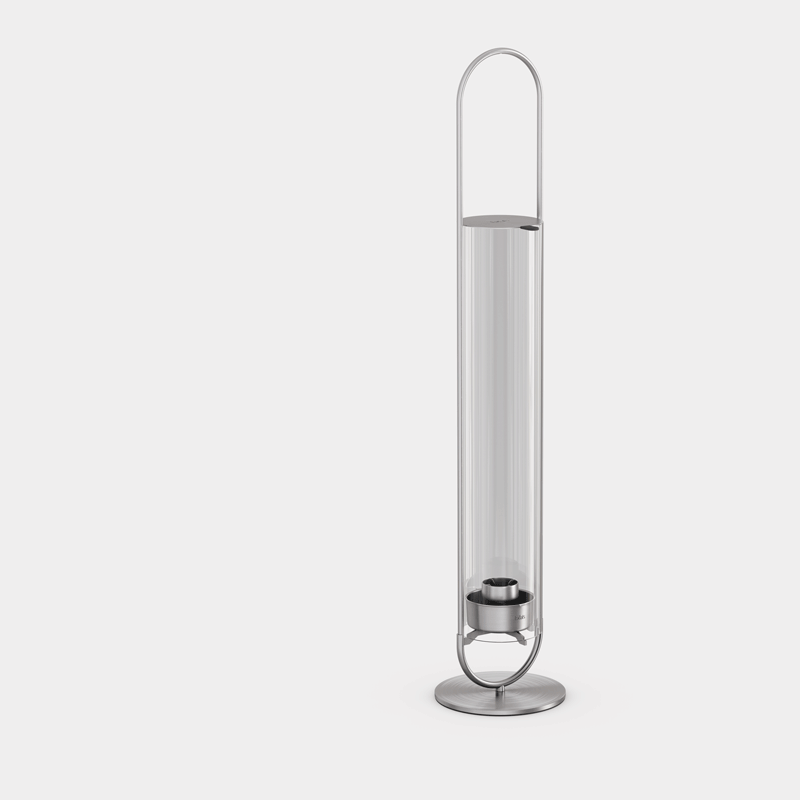 De ovale kaars wordt getoond als een zilveren metalen lichaam met een witte achtergrond, wat een stijlvol en toegankelijk beeld oplevert.