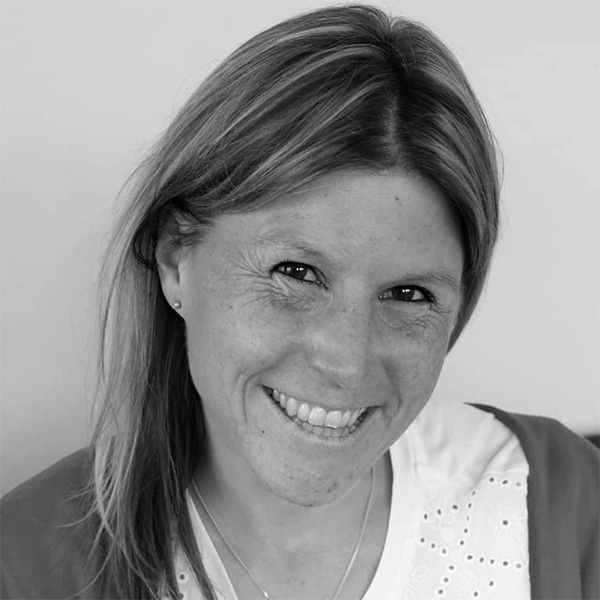 Eine lächelnde Frau auf einem Schwarz-Weiß-Foto