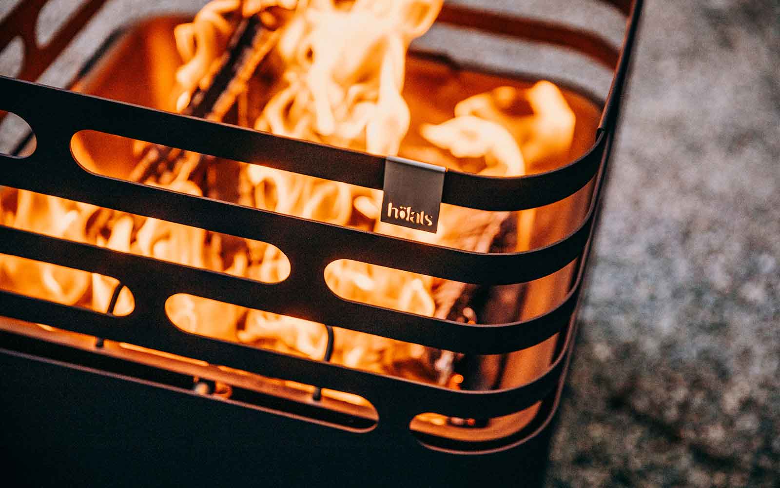 Cette image montre un feu dans un conteneur métallique avec un feu à l'intérieur, avec la valeur totale de remise.