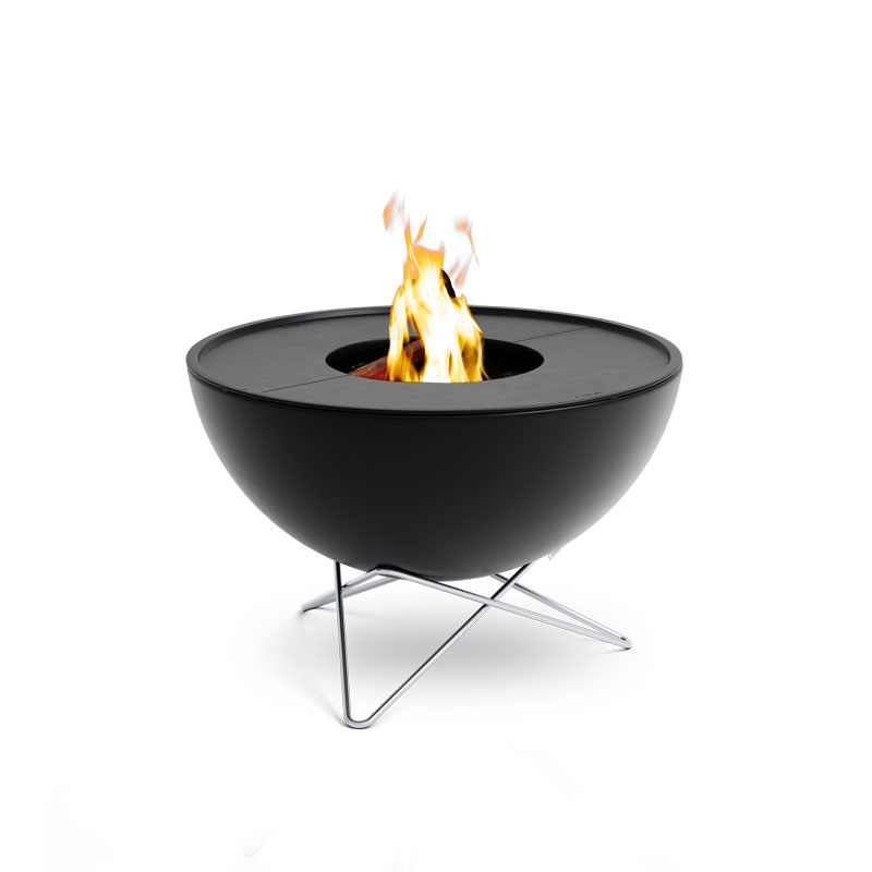 BOWL 70 Plancha BBQ Set low Depicted here is a black fire bowl with a flame on top, with the BOWL 70 Plancha BBQ Set low.