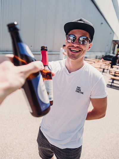 Un homme tenant une bouteille de bière.