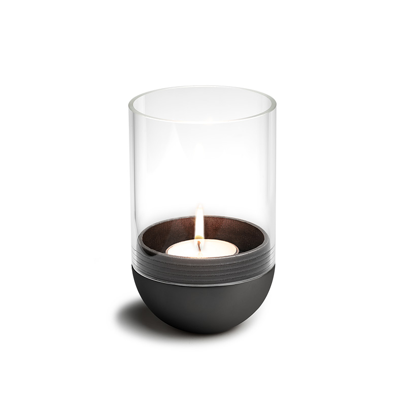 GRAVITY CANDLE Lantaarn zwart Deze afbeelding toont een kaars in een glazen container, samen met de GRAVITY CANDLE lantaarn in het zwart.