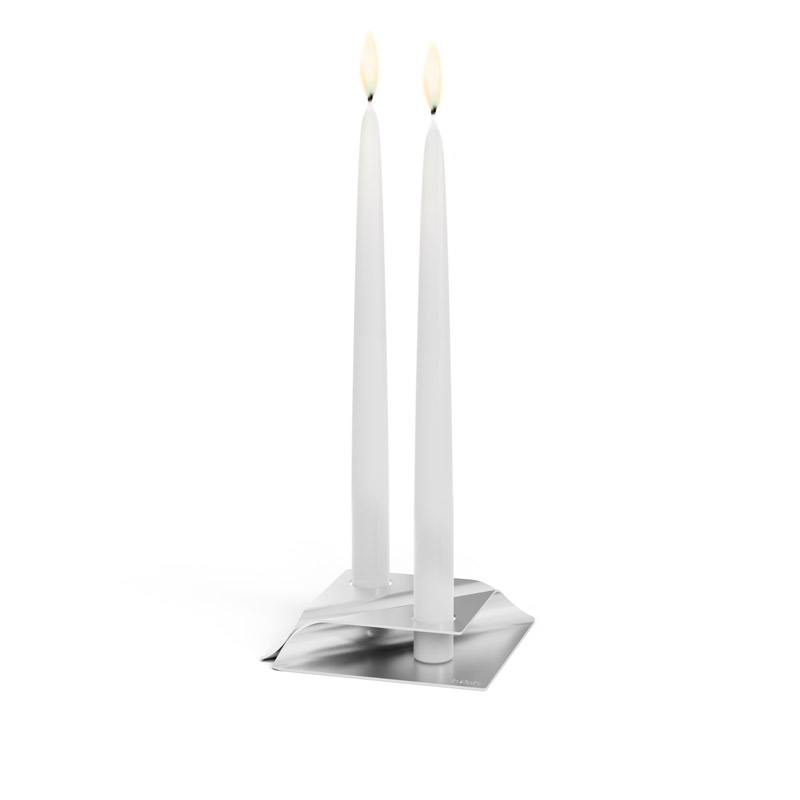 SQUARE CANDLE Bougeoir argent Une vue d'une bougie blanche avec une seule flamme, avec le bougeoir SQUARE CANDLE en argent.