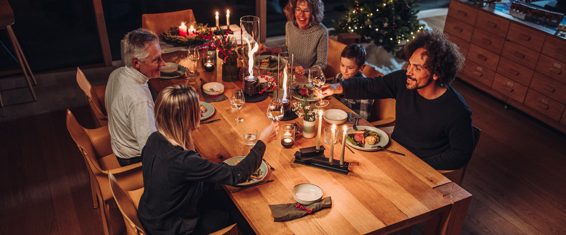 Een afbeelding van een groep mensen die rond een tafel zitten, met de BOWL Fire Bowl.