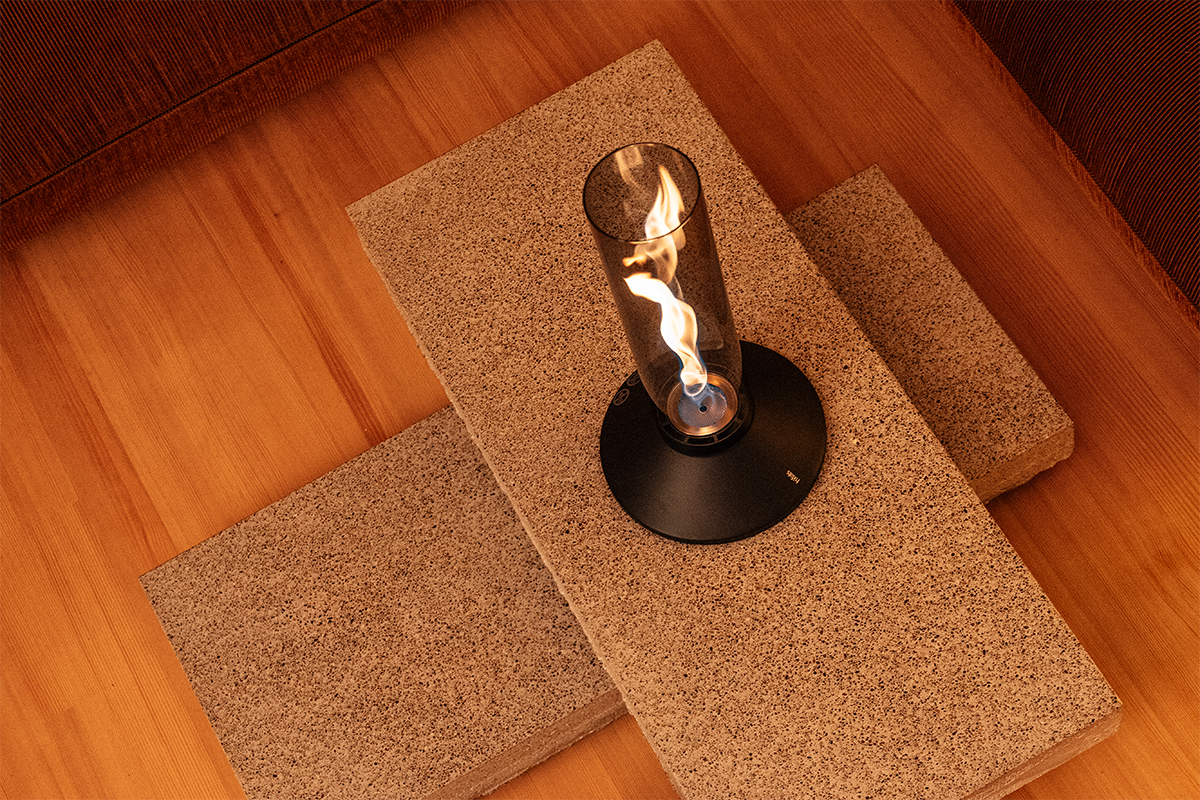 SPIN X 900 Tafelvuur all black SPIN X all black auf einem Wohnzimmertisch