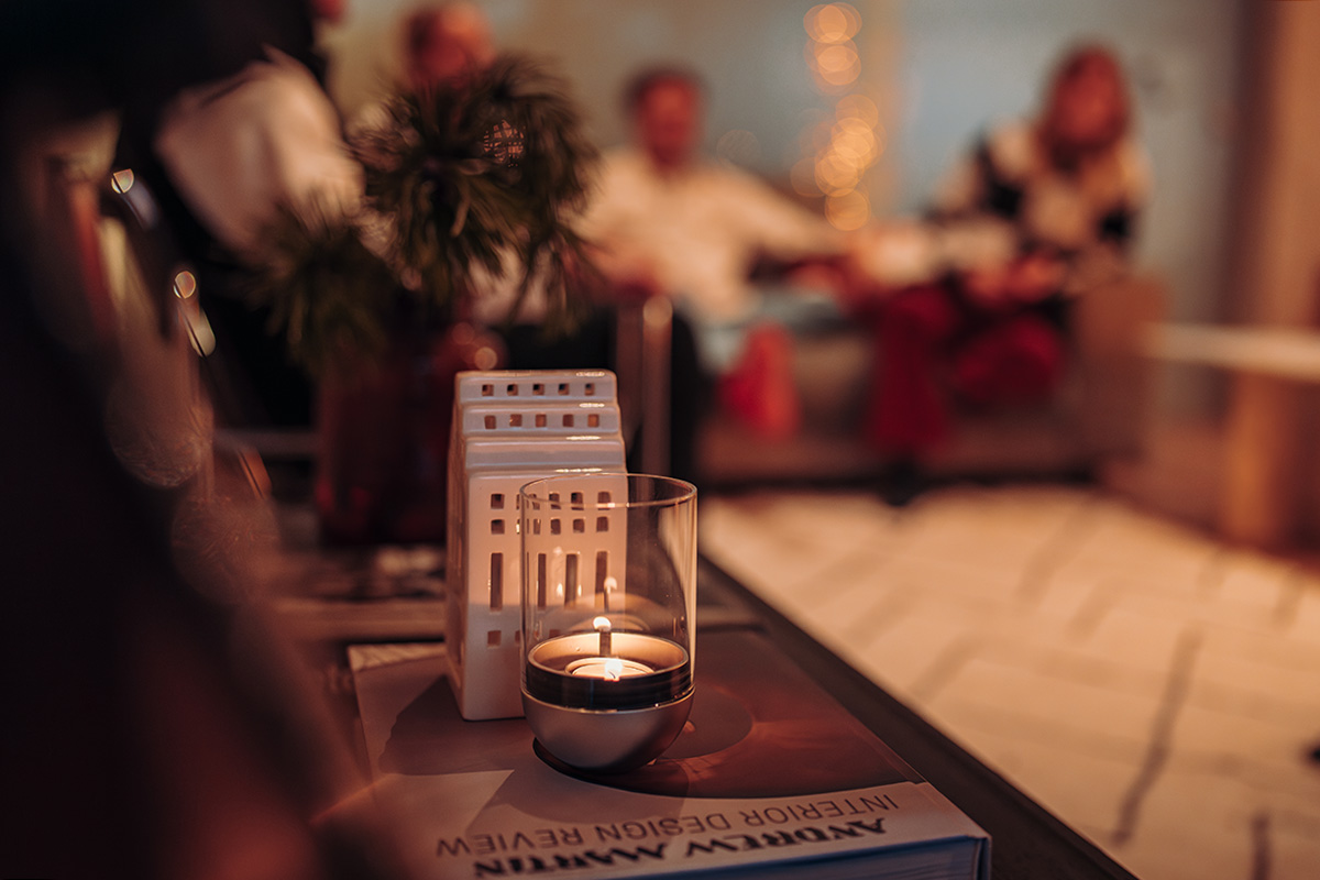 GRAVITY CANDLE Lantaarn zilver Twee kerstcadeaus op een tafel met de verfijnde touch van de Gravity Candle