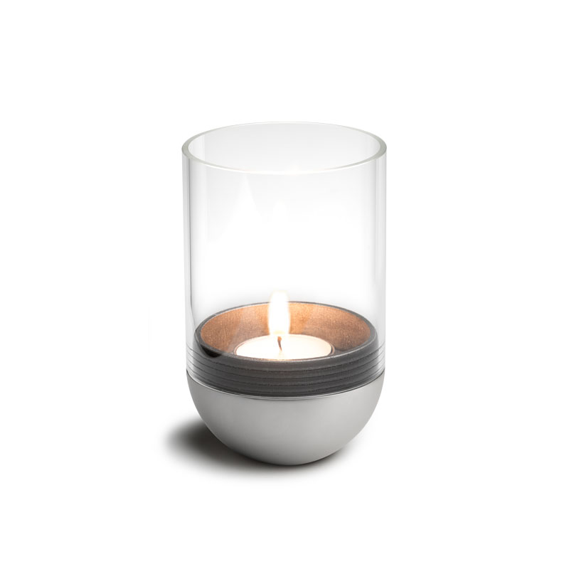 GRAVITY CANDLE Lantaarn zilver Hier is een witte kaars met een zwarte deksel afgebeeld, met het LOGO GRAVITY CANDLE M90 lantaarn.