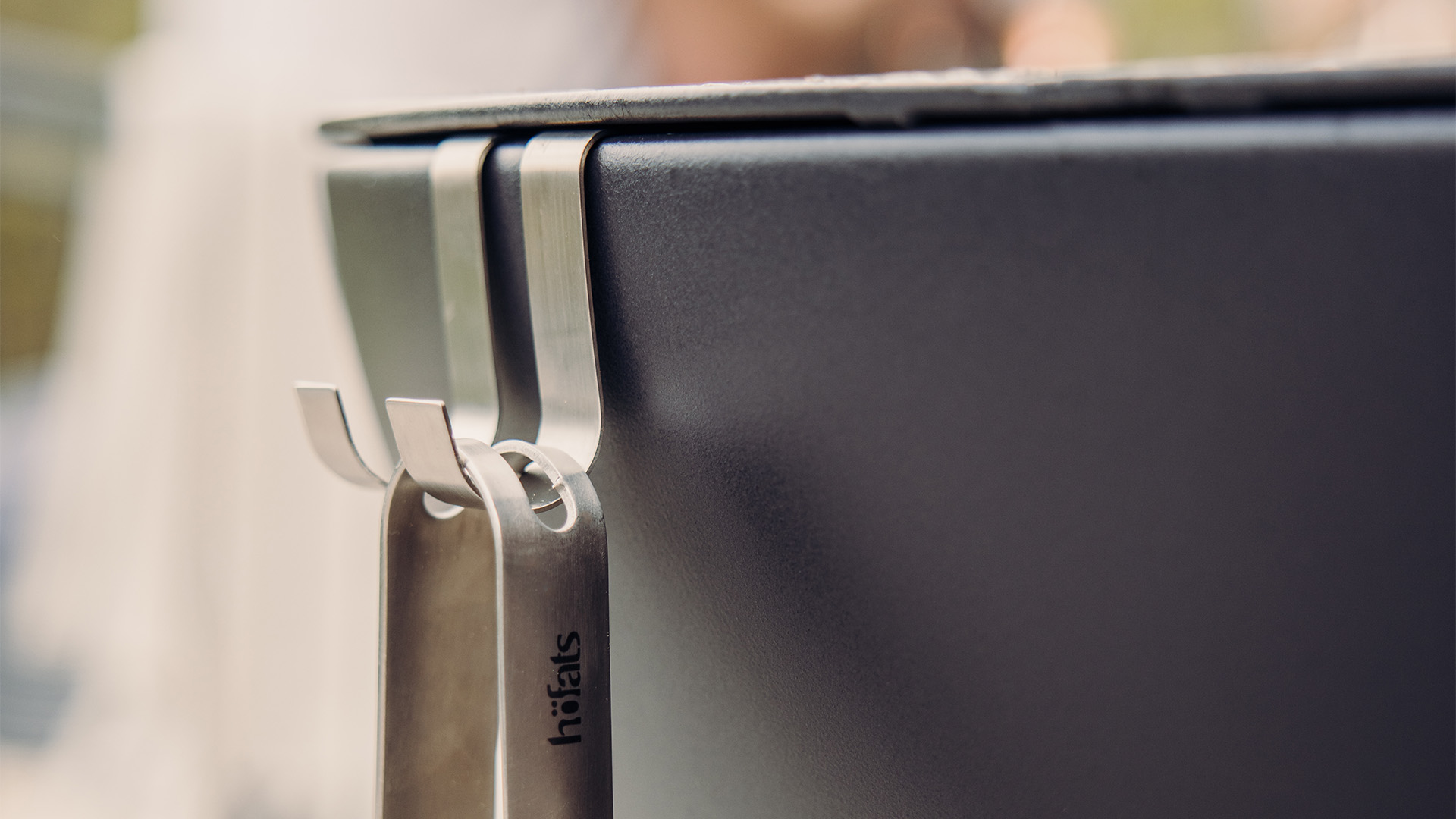 Hier ist eine Nahaufnahme eines Laptops mit einem Schlüssel, mit dem BOWL Haken.