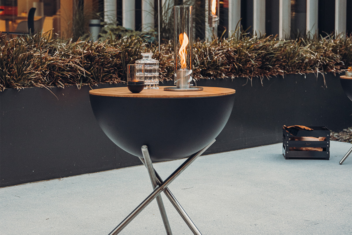 BOWL 70 Auflagebrett Dieses Bild zeigt ein Lagerfeuer mit einer Feuerschale und dem BOWL 70 Brett.
