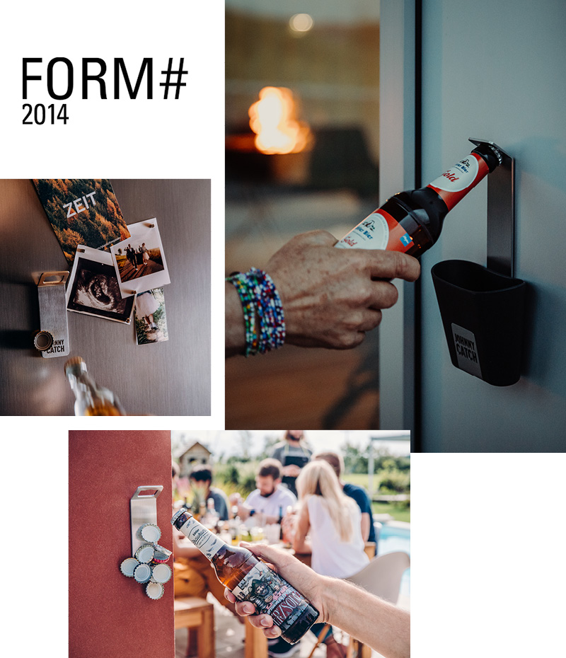 Une personne ouvre une porte avec une bouteille de bière.