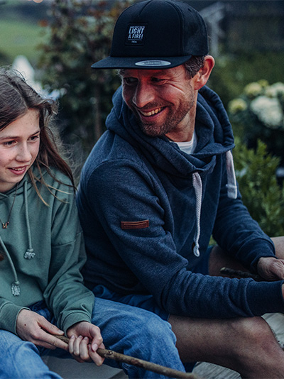 Un homme et une petite fille assis sur un banc