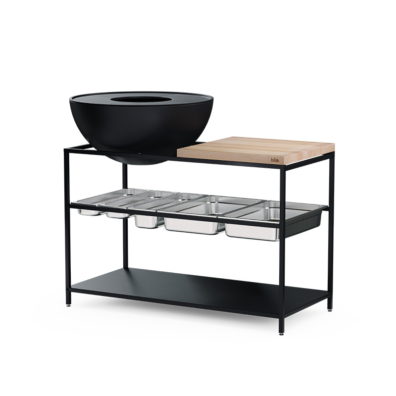 FIRE KITCHEN Edelstahlbehälter-Set (5-teilig) Ein schwarzer Metallrahmen mit einem Holzbrett und einer Bowl darauf, wobei das 00764 FIRE KITCHEN Edelstahlbehälterset (5 Stück) dem Bild eine funktionale und elegante Note verleiht.