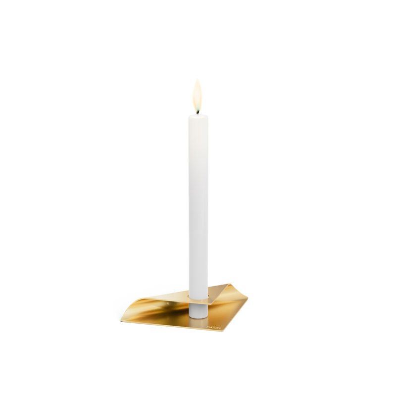 SQUARE CANDLE Kandelaar goud Hier is een witte kaars afgebeeld met een gouden folie erop, samen met de KAARSHOUDER SQUARE CANDLE in goud.