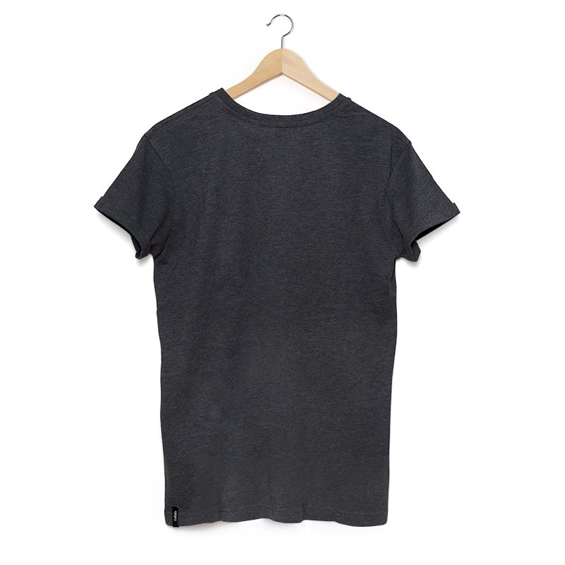 Abgebildet ist ein schwarzes T-Shirt, das an einem Holzbügel hängt, mit der Aufschrift SHIRT Men grau S.