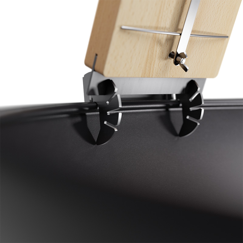 Flammlachs-Brett Das Foto zeigt einen schwarzen Koffer mit einem Holzgriff, auf dem ein Flammlachs-Brett liegt.