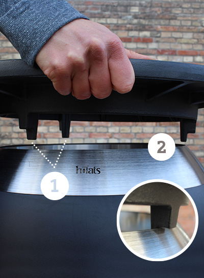 Une représentation d'une personne plaçant la Plancha MOON 45 sur le dessus d'une MOON.