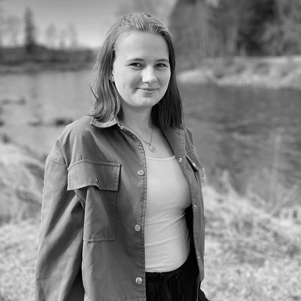 Ein Mädchen steht vor einem See