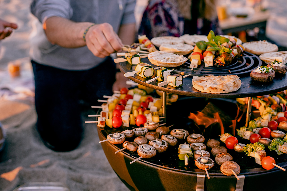 BOWL 57 Anneau Chauffant Illustré est une table avec une variété de nourriture dessus, avec le BOWL 57 Warming Ring.