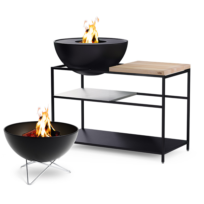 FIRE KITCHEN mit BOWL 70 Plancha-Grillset tief Das Foto zeigt einen Feuertisch und einen Tisch mit Feuer, mit dem FIRE KITCHEN mit BOWL 70 Plancha BBQ Set inklusive Rädern.
