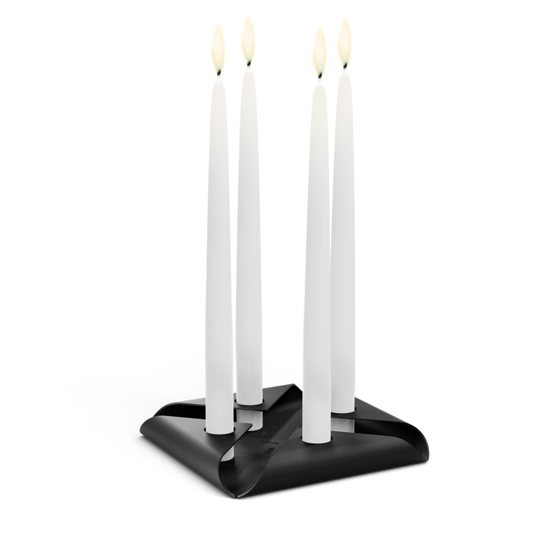 SQUARE CANDLE Ensemble de bougeoirs noir Illustré est une paire de bougies blanches sur un support noir, avec l'ensemble de bougeoirs SQUARE CANDLE noir.