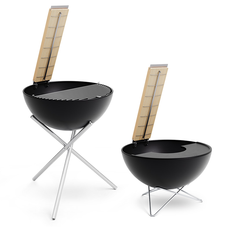 Flammlachs-Brett Zwei schwarze Bowln mit jeweils einem Metallständer, an dem das 00702 Flammlachs-Brett befestigt ist.