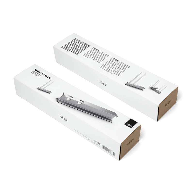 HENRY METAL II Kandelaar zilver De verpakking van de Henry Metal II wordt gepresenteerd in een doordachte setting, waarbij design en functie in balans zijn.