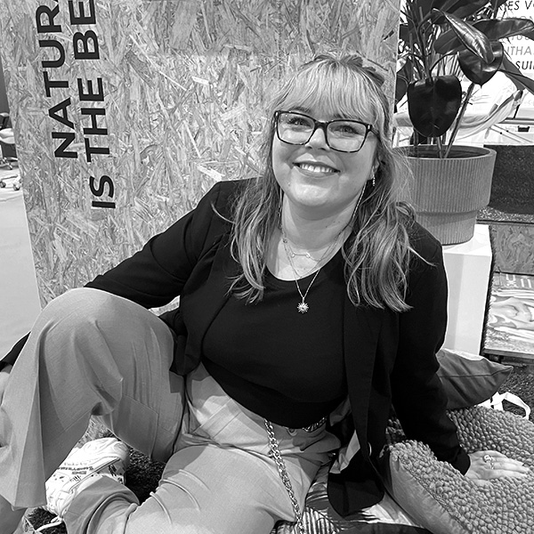 Eine Frau sitzt auf dem Boden