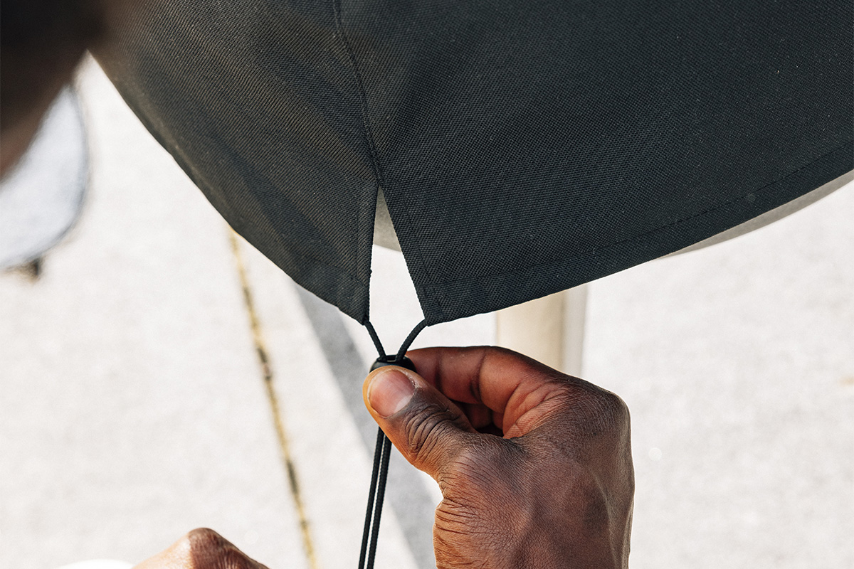Eine Person schließt den Deckel über einem MOON 45, wobei der 00815 Moon 45 Cover der Szene eine funktionale und elegante Note verleiht.