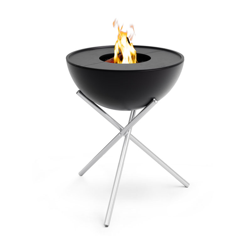 Een zicht op de vuurkorf is een draagbare, lichte en makkelijk te verplaatsen vuurkorf, met de BOWL 57 Plancha BBQ Set hoog.