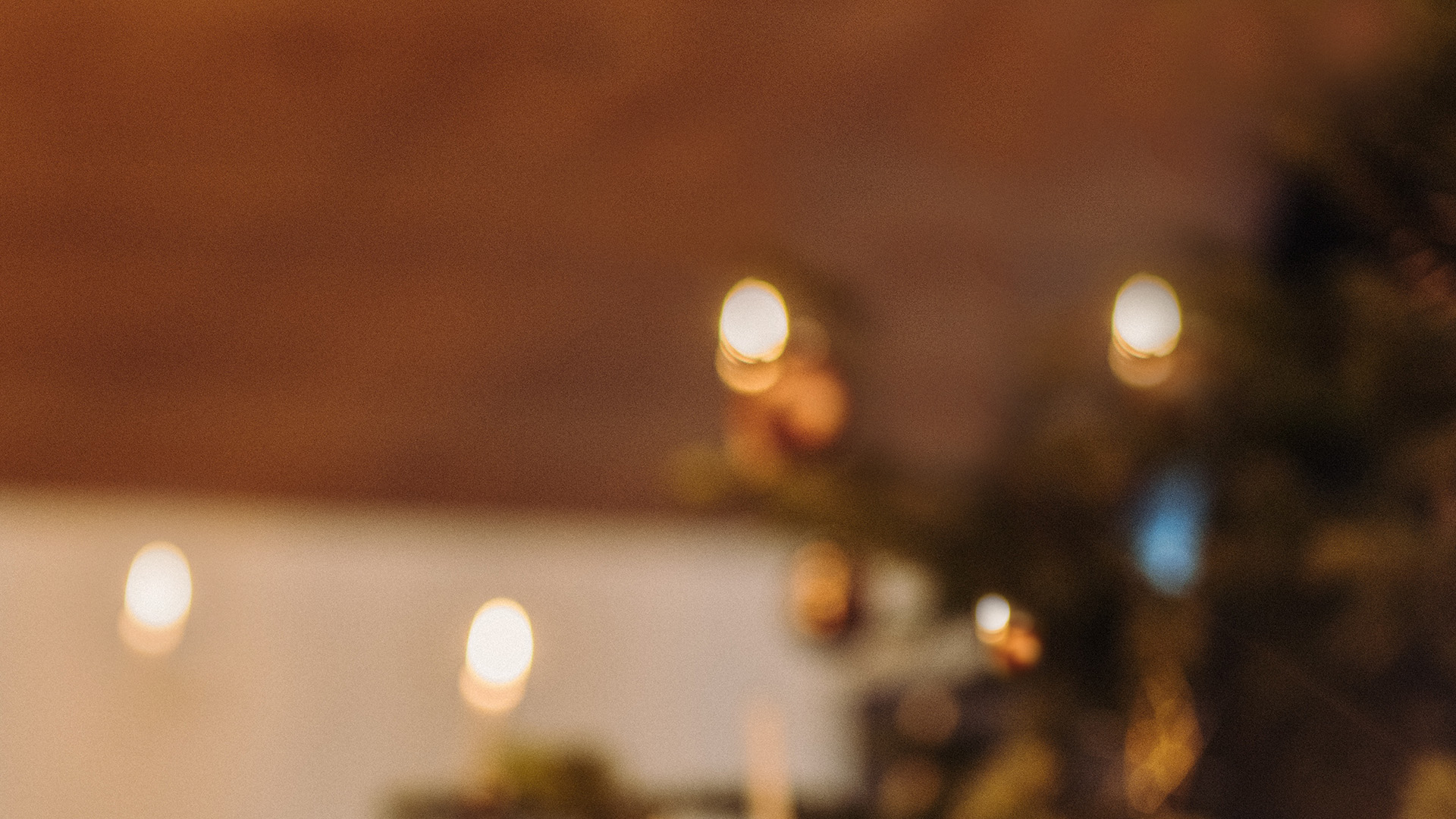 Ein Blick auf einen kleinen Teddybären, der auf einem Tisch sitzt, mit der OVAL CANDLE Wandhalterung in Silber.