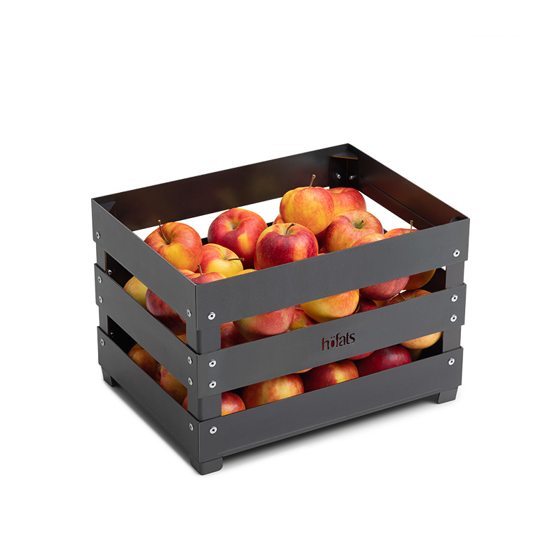 CRATE Feuerkorb Der Korb-Feuerkorb wird als schwarzer Korb mit Äpfeln darin gezeigt, was ein stilvolles und zugängliches Bild ergibt.