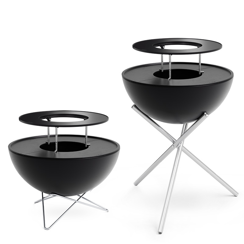 Zwei schwarze Metallfeuerschalen, bereichert durch die Anwesenheit des 00617 Bowl 70 Warming Ring, der Design mit Nutzen vereint.