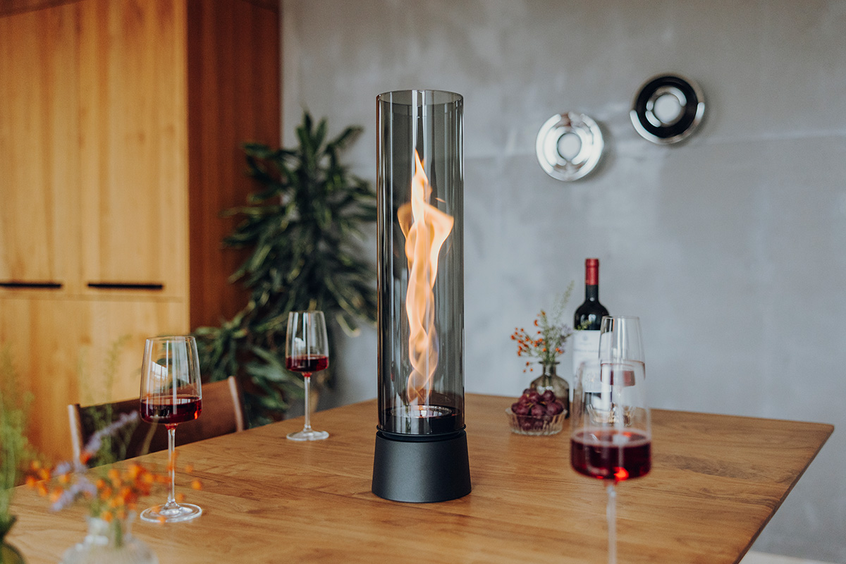 SPIN air all black auf einem Tisch mit Wein