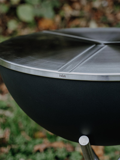 Un gril noir avec un couvercle en métal argenté