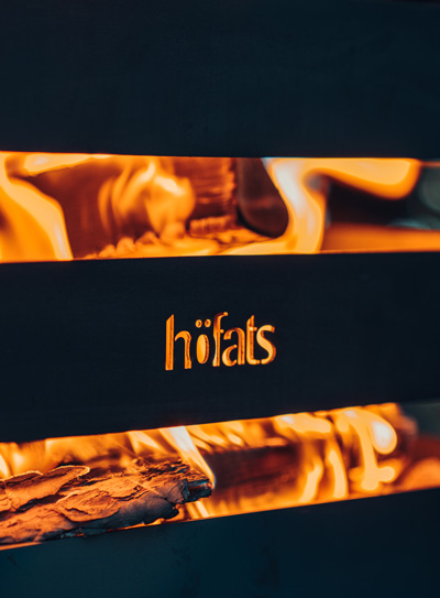 Ein Blick auf ein Feuer mit dem Wort "heiß" darauf, mit dem CRATE Feuerkorb.