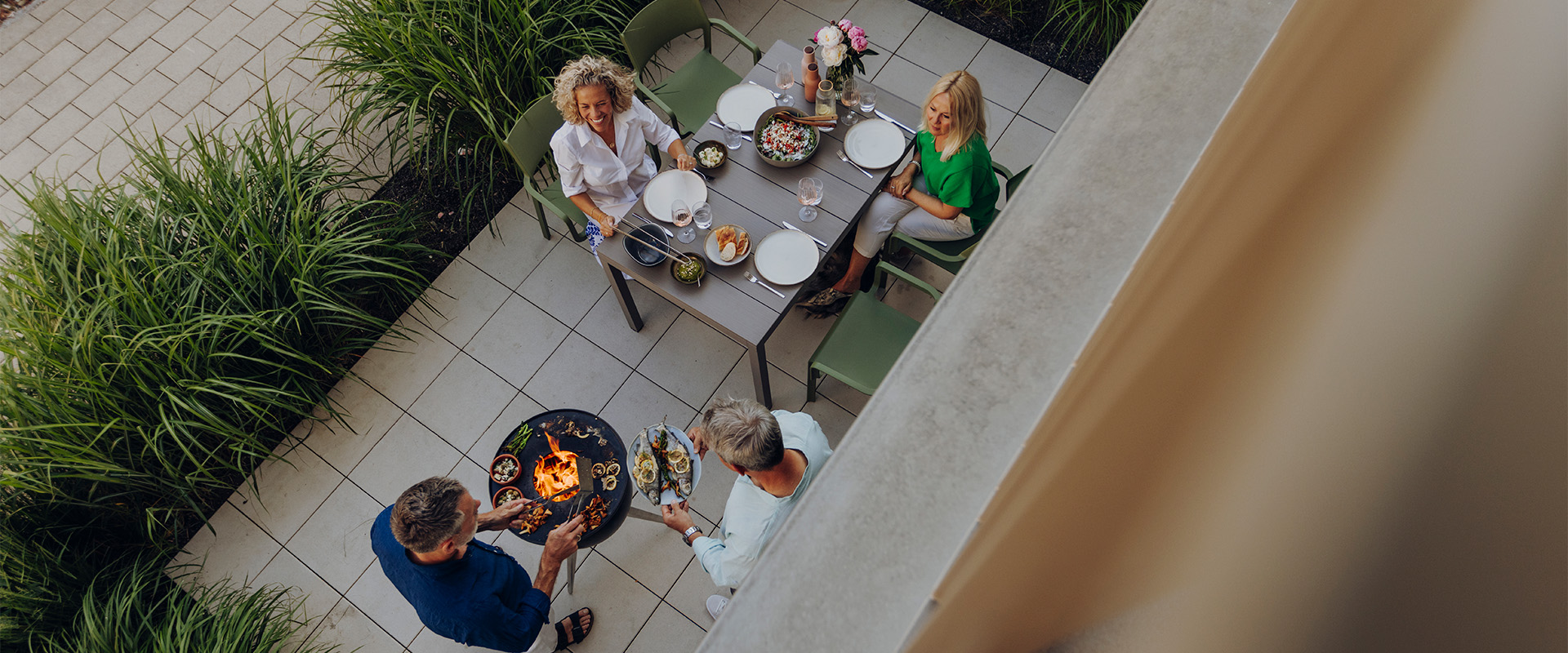 4 Menschen auf Terrasse MOON als Grill